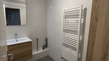 Une salle de bains neutre & fonctionnelle
